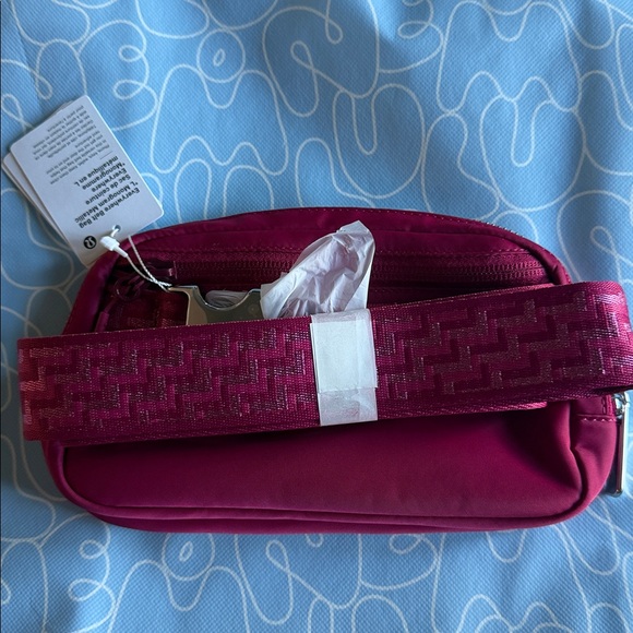 🆕 LULULEMON Everywhere Belt Bag 1L L Monogram Metallic NWT Berry Rumble/Silver - Picture 8 of 16